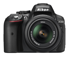 Bild zu NIKON D5300 Kit Spiegelreflexkamera, 24.2 Megapixel, HD, 18-55 mm Objektiv (AF-P, VR), WLAN für 399€ (mit Masterpass 384€) – VG: 481,98€