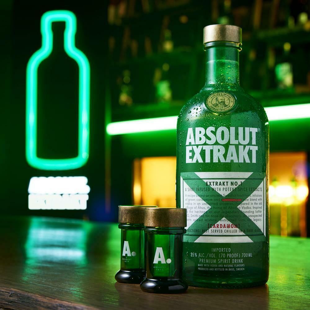 Bild zu Absolut Vodka Extrakt in Geschenkverpackung mit 4 Shotgläsern für 23,85€ (Vergleich: 28,99€)