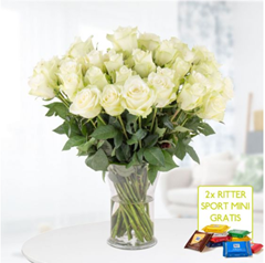 Bild zu Blumenshop: Blumenstrauß mit 40 Weißen Rosen (40cm) und 2 Ritter Sport Minis für 24,90€