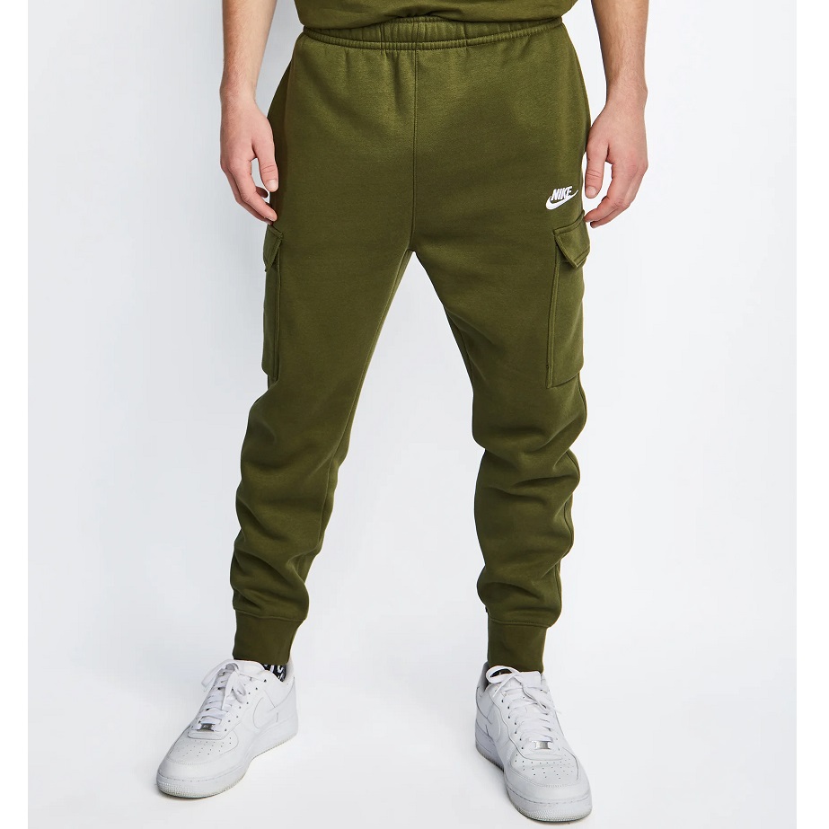 Bild zu Jogginghose Nike Sportswear Club Fleece Cargo für 29,99€ (Vergleich: 40,90€)