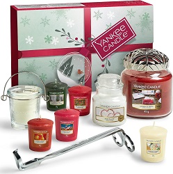 Bild zu 11-teiliges Yankee Candle Geschenkset mit Duftkerzen, Votivkerzenhalter, Dochttrimmer und Illuma-Lid-Kerzenaufsatz für 39,99€ (Vergleich: 59,99€)