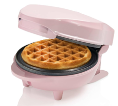 Bild zu Bestron Mini-Waffeleisen für klassische Waffeln rosa für 10,85€ (Vergleich: 17,95€)